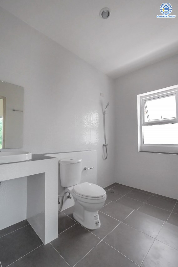 บ้านมือสองตกแต่งใหม่ โครงการ ธารา ราชพฤกษ์-ปิ่นเกล้า บ้านสวย พร้อมอยู่ เนื้อที่ 61.4 ตร.ว. ฟังก์ชัน 3 ห้องนอน 3 ห้องน้ำ จอดรถได้ 2 คัน บนทำเลเชื่อมต่อถนนกาญจนาภิเษก ใกล้รถไฟฟ้าสายสีแดง "สถานีตลิ่งชัน" และจุดขึ้นทางด่วน "ศรีรัช" รายล้อมด้วยสิ่งอำนวยความสะดวกครบครัน